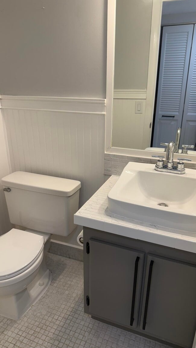 Building Photo - 52 Newport Ct