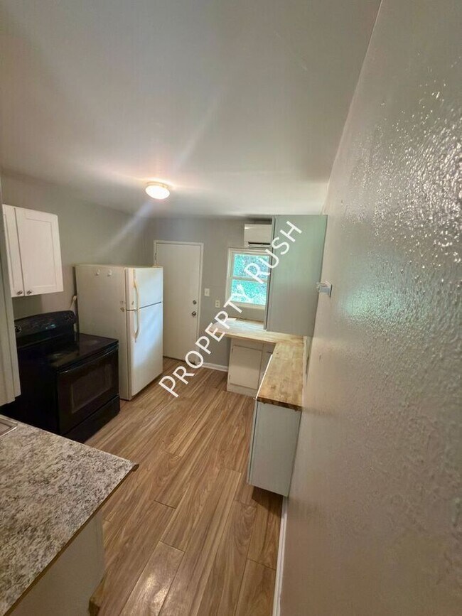 Building Photo - 708 W 47th St