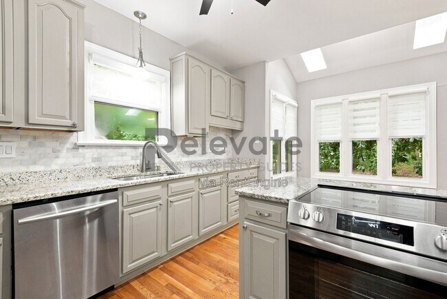 Building Photo - 6000 Sedgefield Rd