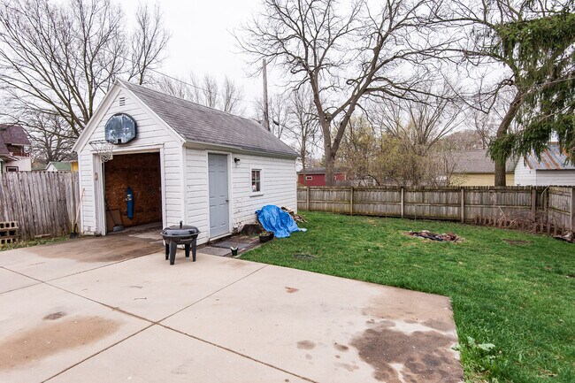 Building Photo - 1012 4th St SE