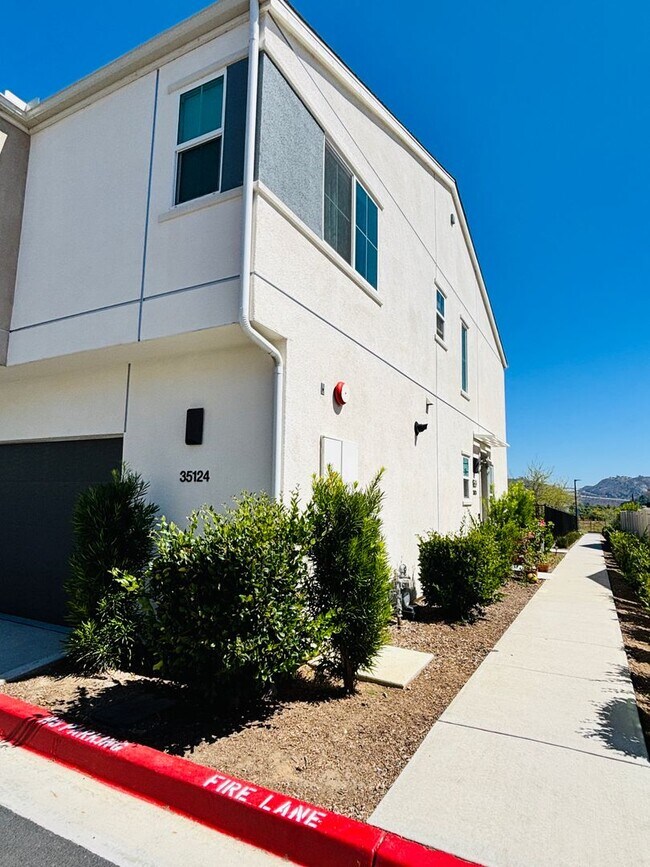 Building Photo - Gorgeous Citro Townhome for Rent