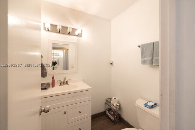 Building Photo - 10600 La Placida Dr