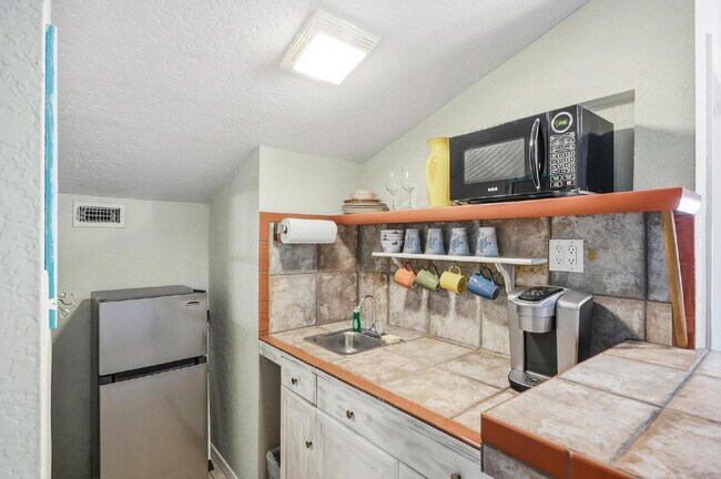 Building Photo - "Cozy & Efficient 1-Bedroom Retreat Steps from Flagler Beach!"