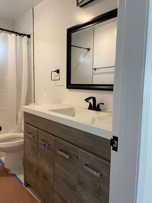 Building Photo - 1385 N Marengo Ave