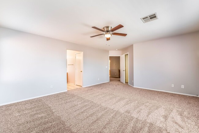 Building Photo - Beautiful 5 bed home with sparkling pool located in the heart of Las Vegas!