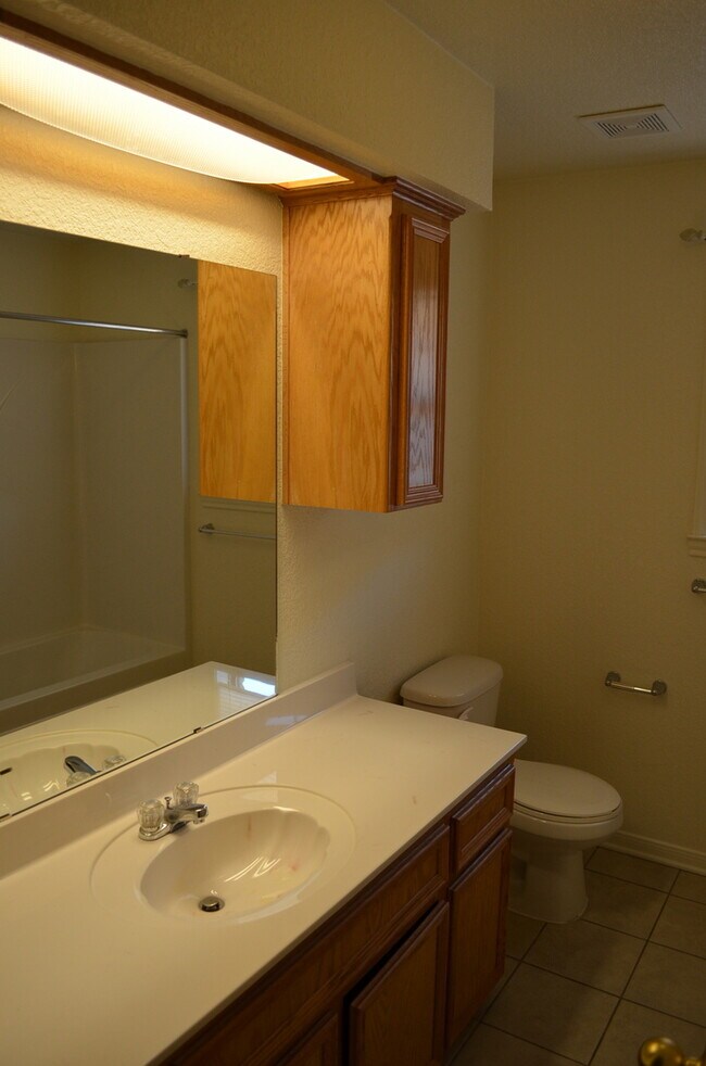 Building Photo - 914 Crymes Ln