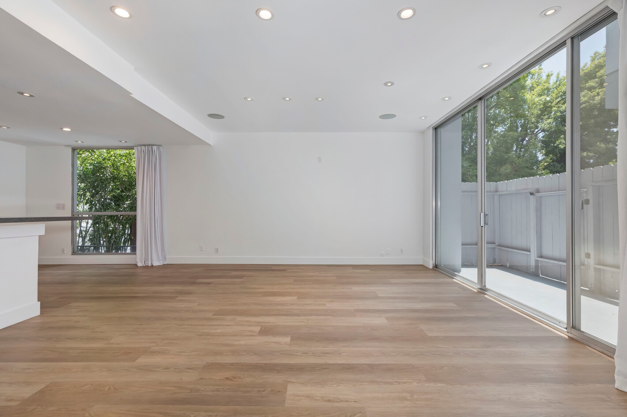 Building Photo - 1100 Alta Loma Rd