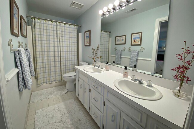 Building Photo - Beautifully FURNISHED Off Season 3bd/2.5 BA Single Family Home
