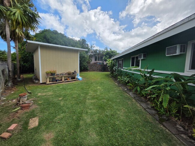 Building Photo - AVAILABLE NOW! 3 bed, 1.5 bath with 2 parking in Kailua.