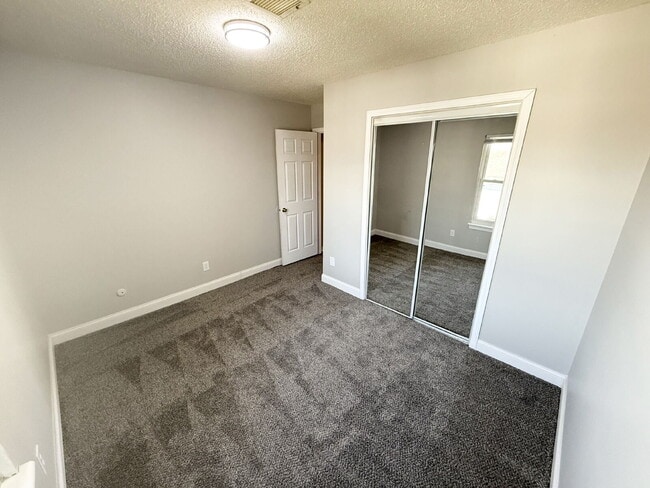 Building Photo - 2 Bedroom/1 Bath Unit w/ An Attached Garage *READY NOW*