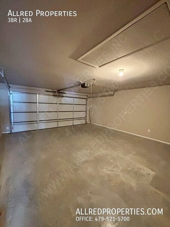 Building Photo - HOLIDAY MOVE IN SPECIAL!! Single Family Ho...