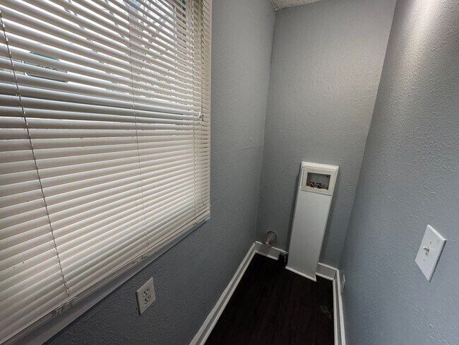 Building Photo - Fountain Square 3 Bed 1.5 Bath