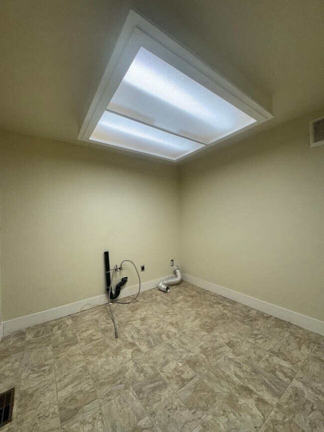 Building Photo - 5-Bed, 3-Bath in South Eugene