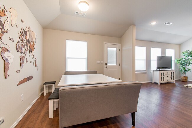 Building Photo - Well-Kept 4-bedroom 2 bath Home in Lowell! GREAT Location!