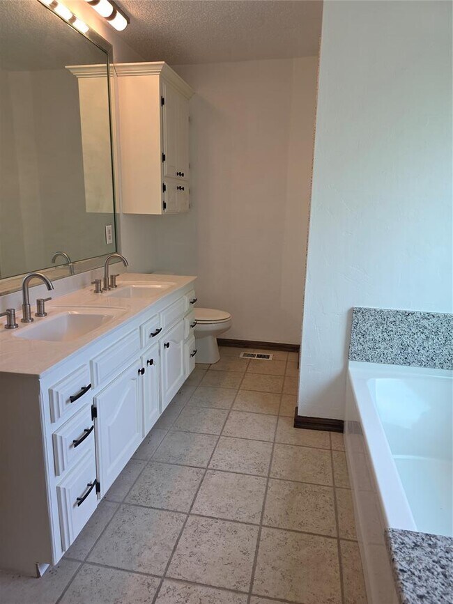 Building Photo - 8100 N Bridgeport Ln