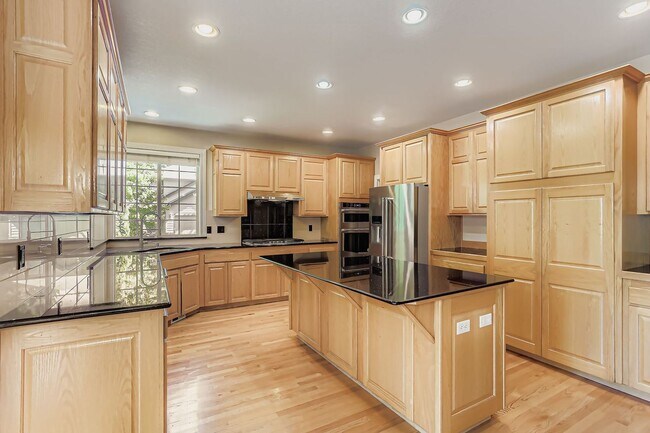 Building Photo - Spacious Bethany Home with Attached Garage, Fenced Yard, Washer/Dryer Included