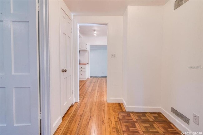 Building Photo - 1028 NE 7th Ave