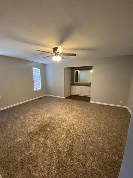 Building Photo - 801 Rolling Hill Terrace