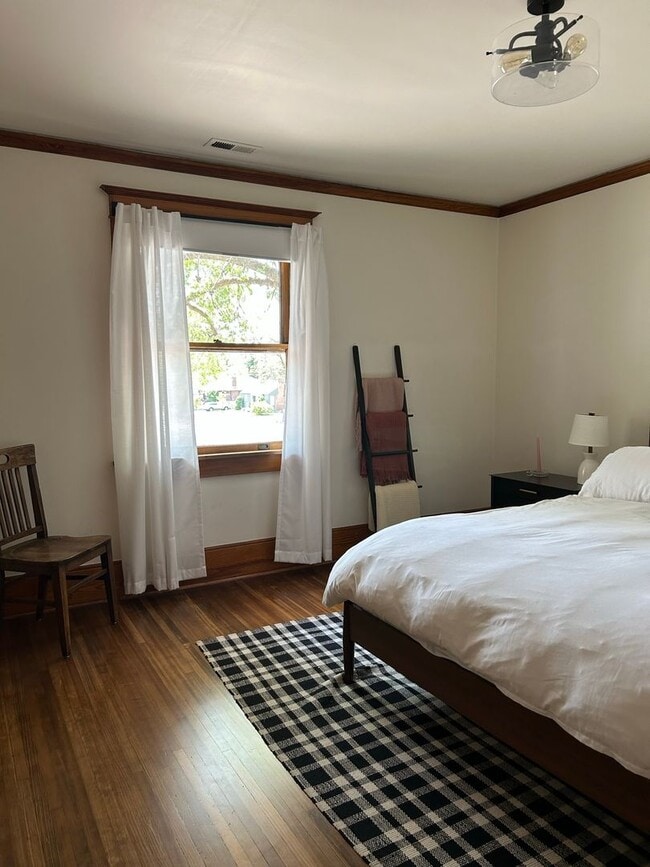 Building Photo - 6 Bed/2.5 Bathroom house in Provo!