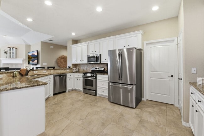 Building Photo - 102 Golfview Ct