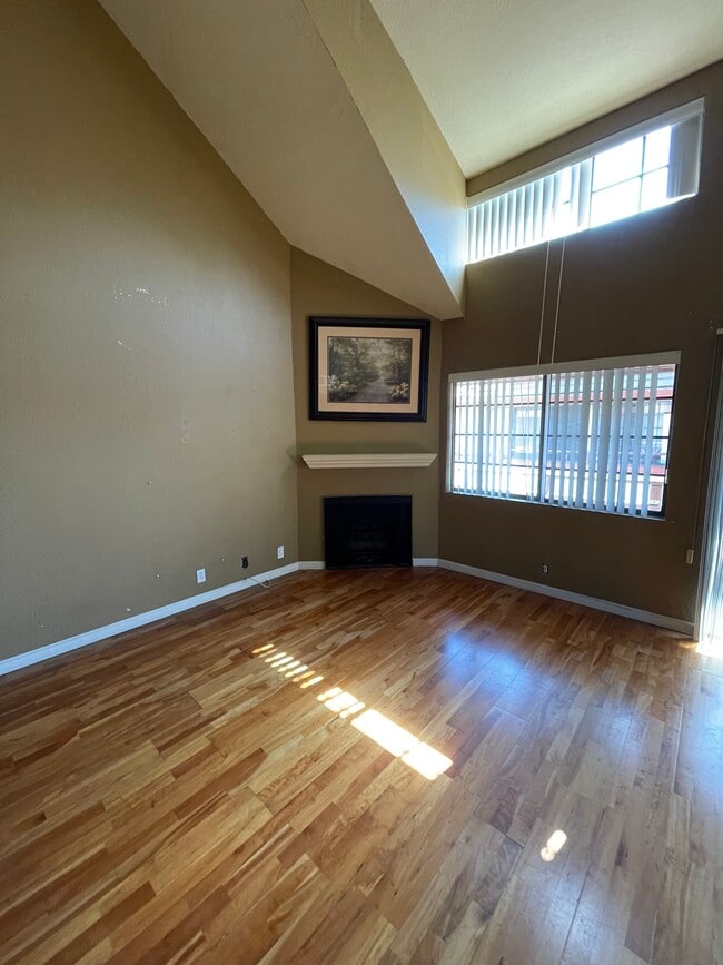 Building Photo - 15946 Vanowen St