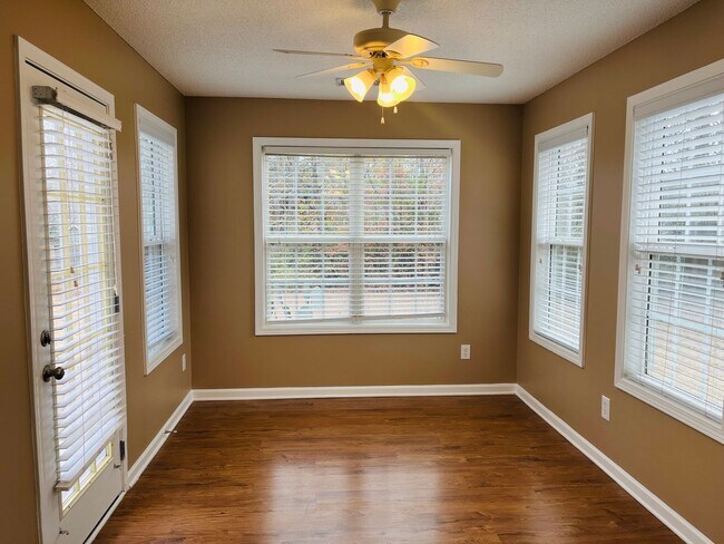 Building Photo - Welcome home! 3 Bedroom 2 Bath home in Sum...