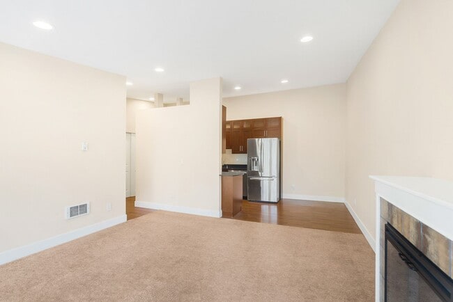 Building Photo - Welcoming Top Floor 1 Bedroom Condo - Gated Community with Parking