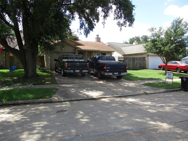 Building Photo - 19947 Mountain Dale Dr