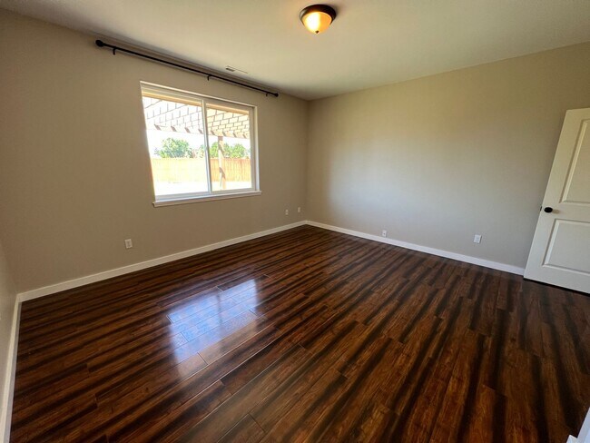 Building Photo - Modern 3 Bedroom Home