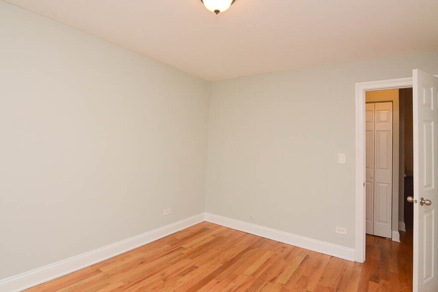 Building Photo - 448 W Barry Ave