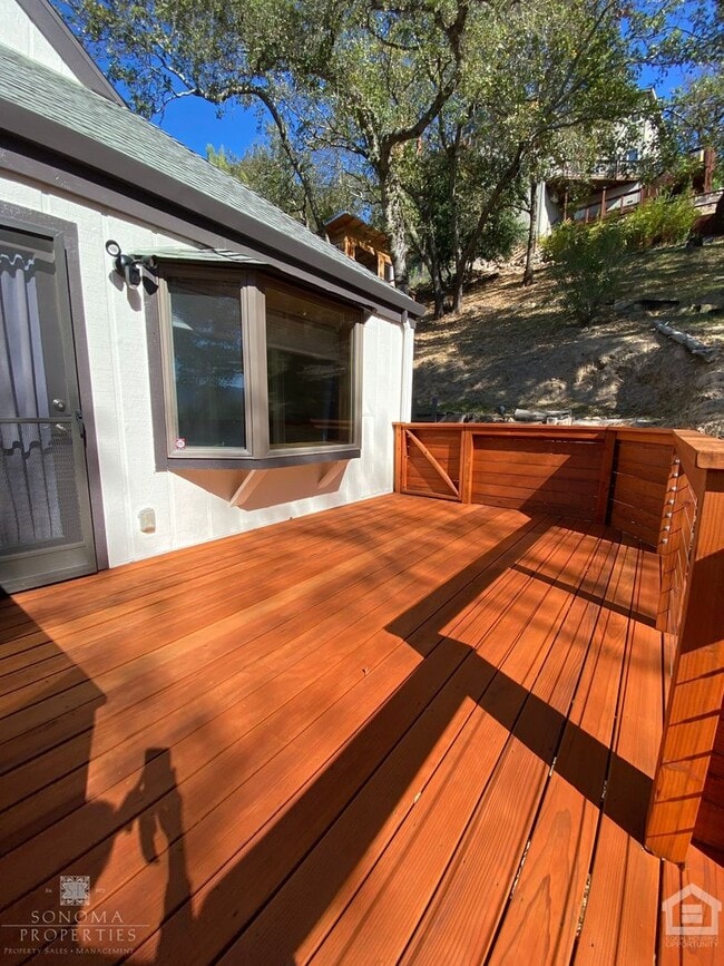 Building Photo - City Meets Serenity – Hillside 3bd/2ba Hou...