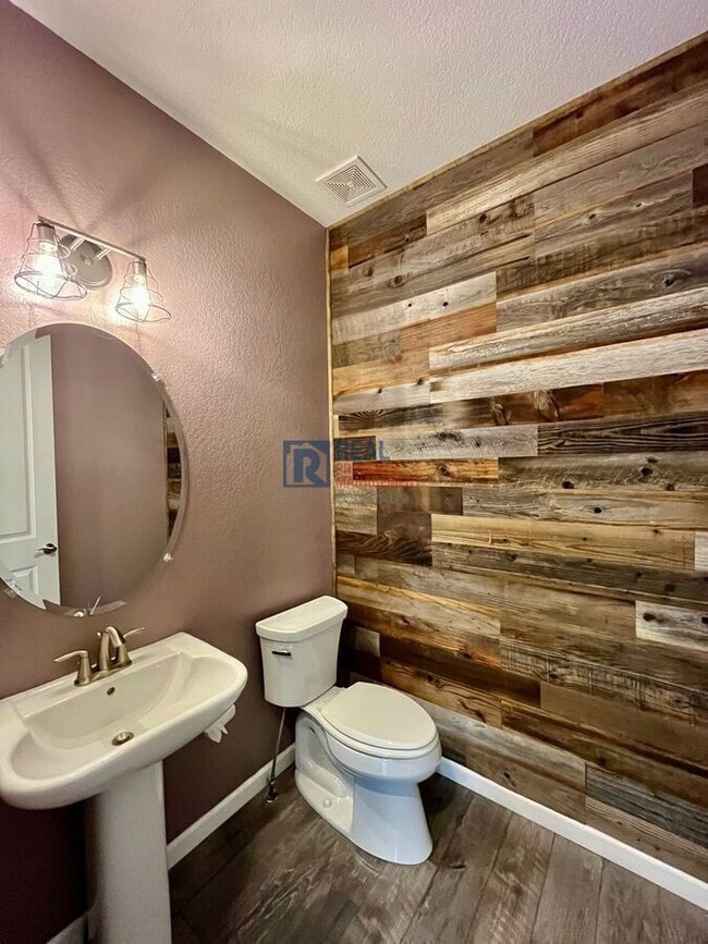 Building Photo - 873 Woodgate Dr