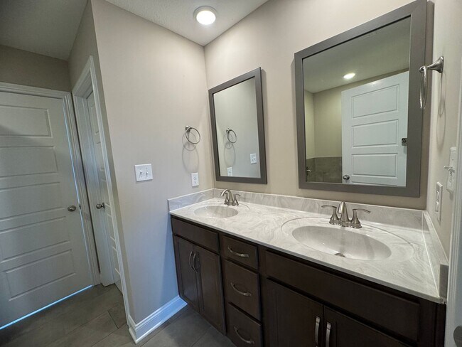 Building Photo - Stunning 4-Bedroom, 3-Bathroom Home – A Mu...