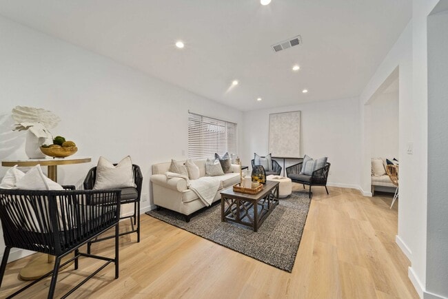 Building Photo - 11946 Aneta St