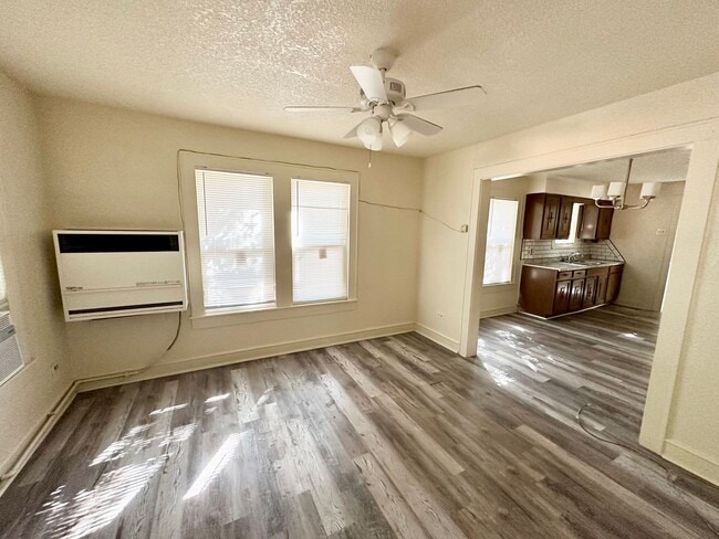 Building Photo - Charming 2/1 with an additional living room or a 3rd bedroom room