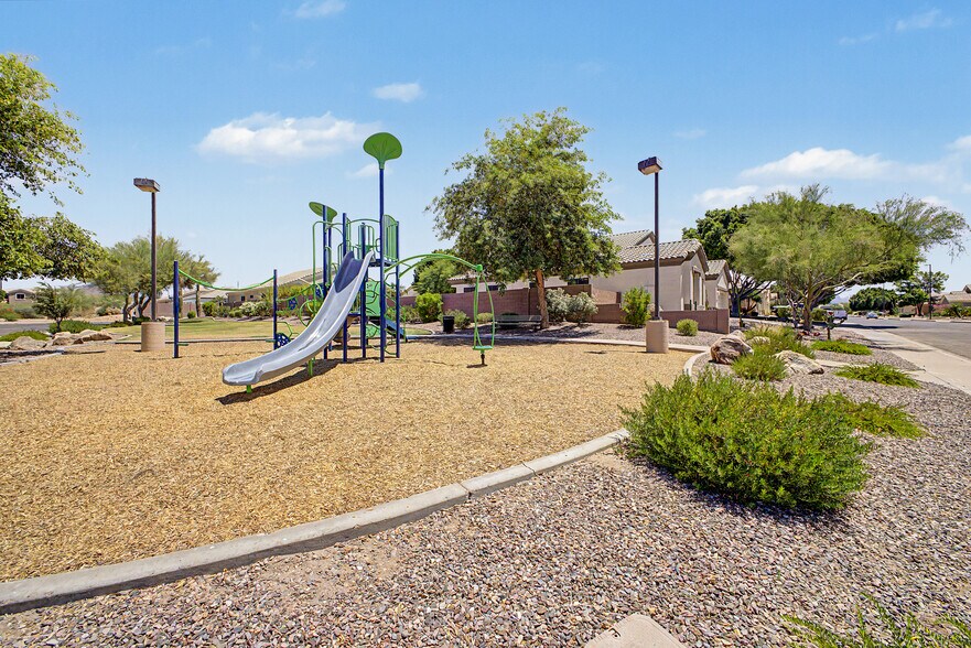Building Photo - 8634 E Hillview St