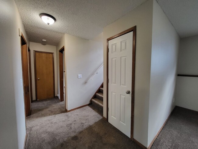 Building Photo - Spacious 4 bedroom home!