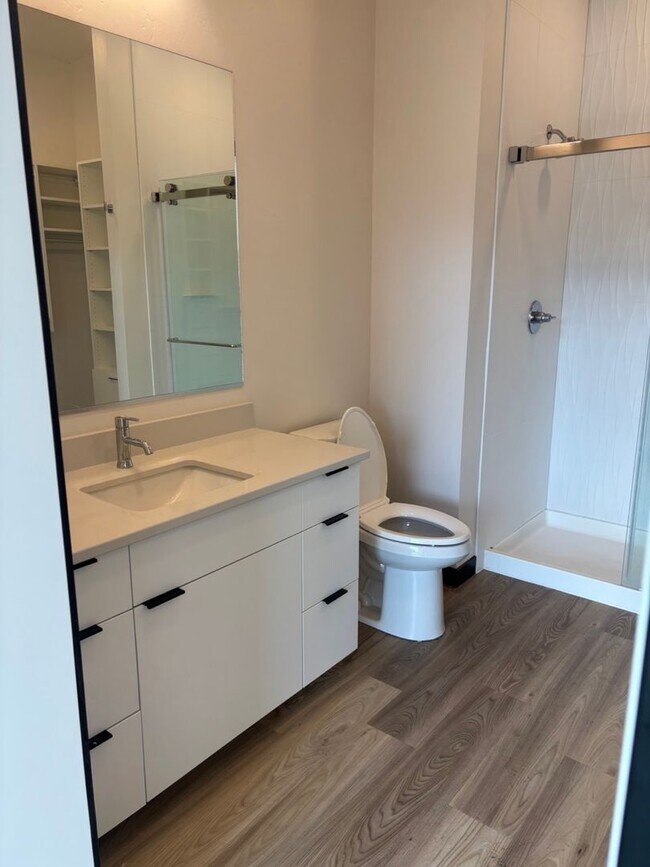 Building Photo - Modern Midtown Living | 2 Bed, 2 Bath Near...