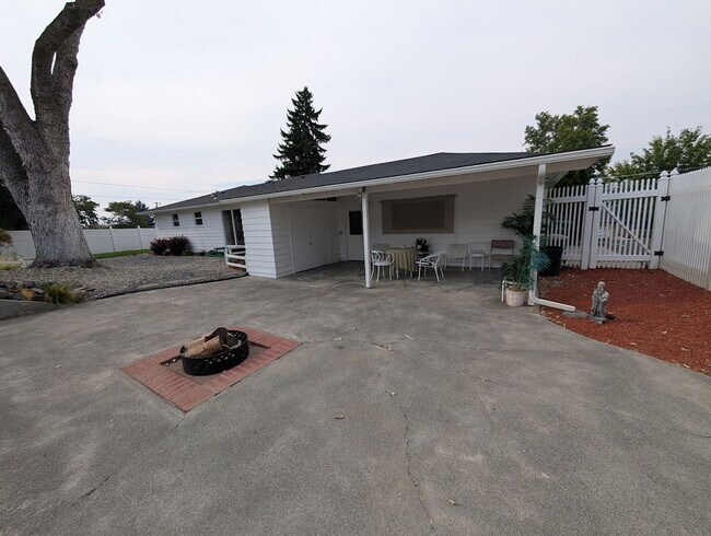 Building Photo - Huge Reno Addition House - Pet-Friendly!