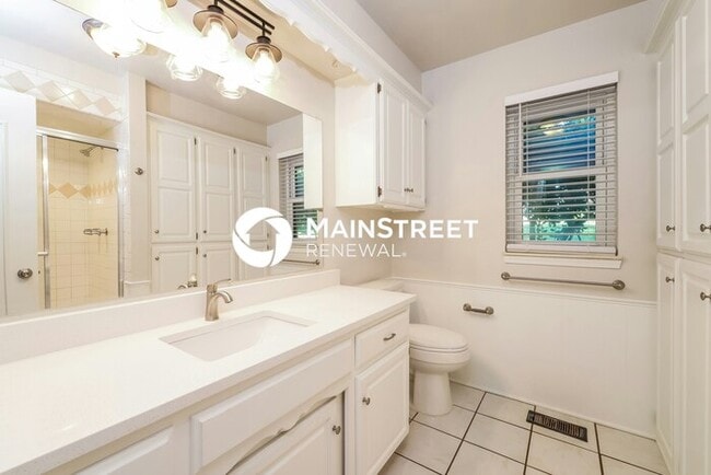 Building Photo - 4 Bedroom Pet-Friendly Home in EDMOND, OK with Main Street Renewal