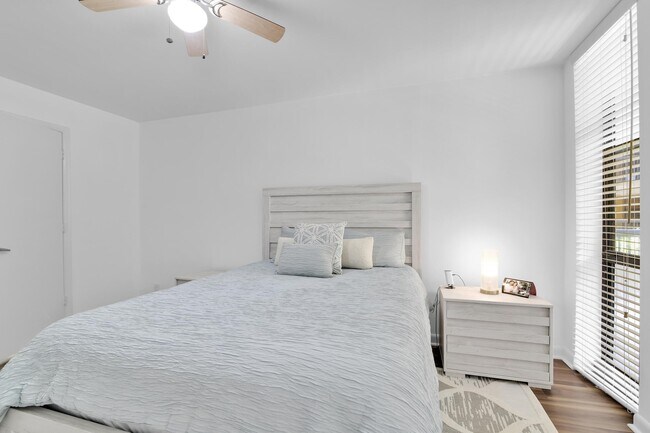 Building Photo - 1167 Hillsboro Mile
