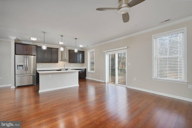 Building Photo - 412 Woodcrest Dr SE
