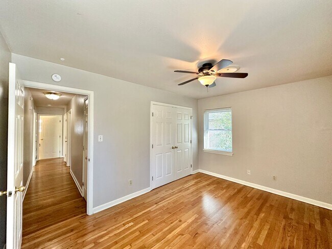 Building Photo - Viewable Now!