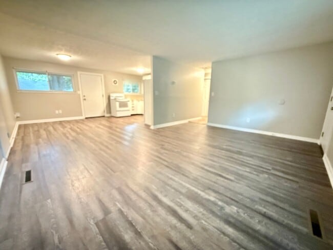 Building Photo - 300 Ives Ln