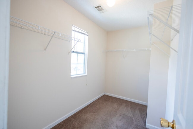 Building Photo - 2833 Parkway Close