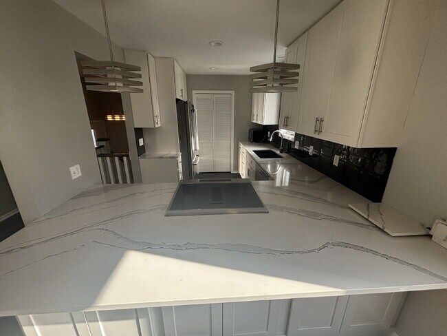 Building Photo - Beautiful 2-bedroom Condo