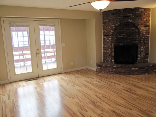 Building Photo - Three Bedroom Home in South Salem