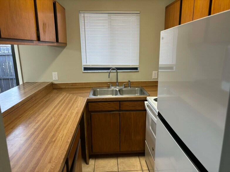 Building Photo - 3839 NW Huntsboro St