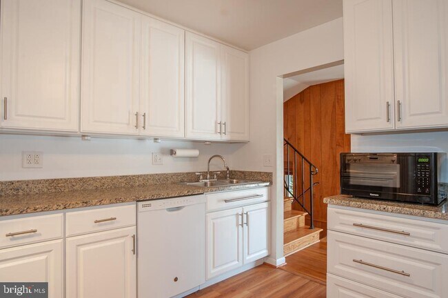 Building Photo - 5931 Peverill Dr