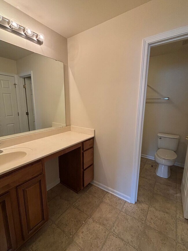 Building Photo - Spacious End Unit 3BR/2.5BA Townhouse